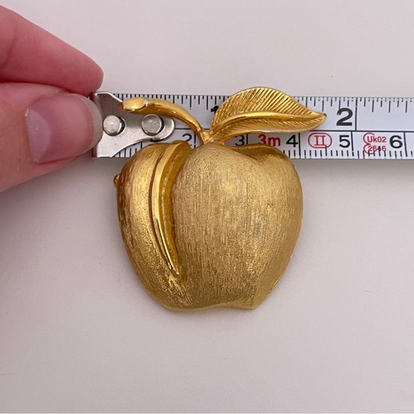 Vintage Heavy Gold Tone Autumn Fall Cottage Core Designer Apple Pin / Brooch - Picture 7 of 8